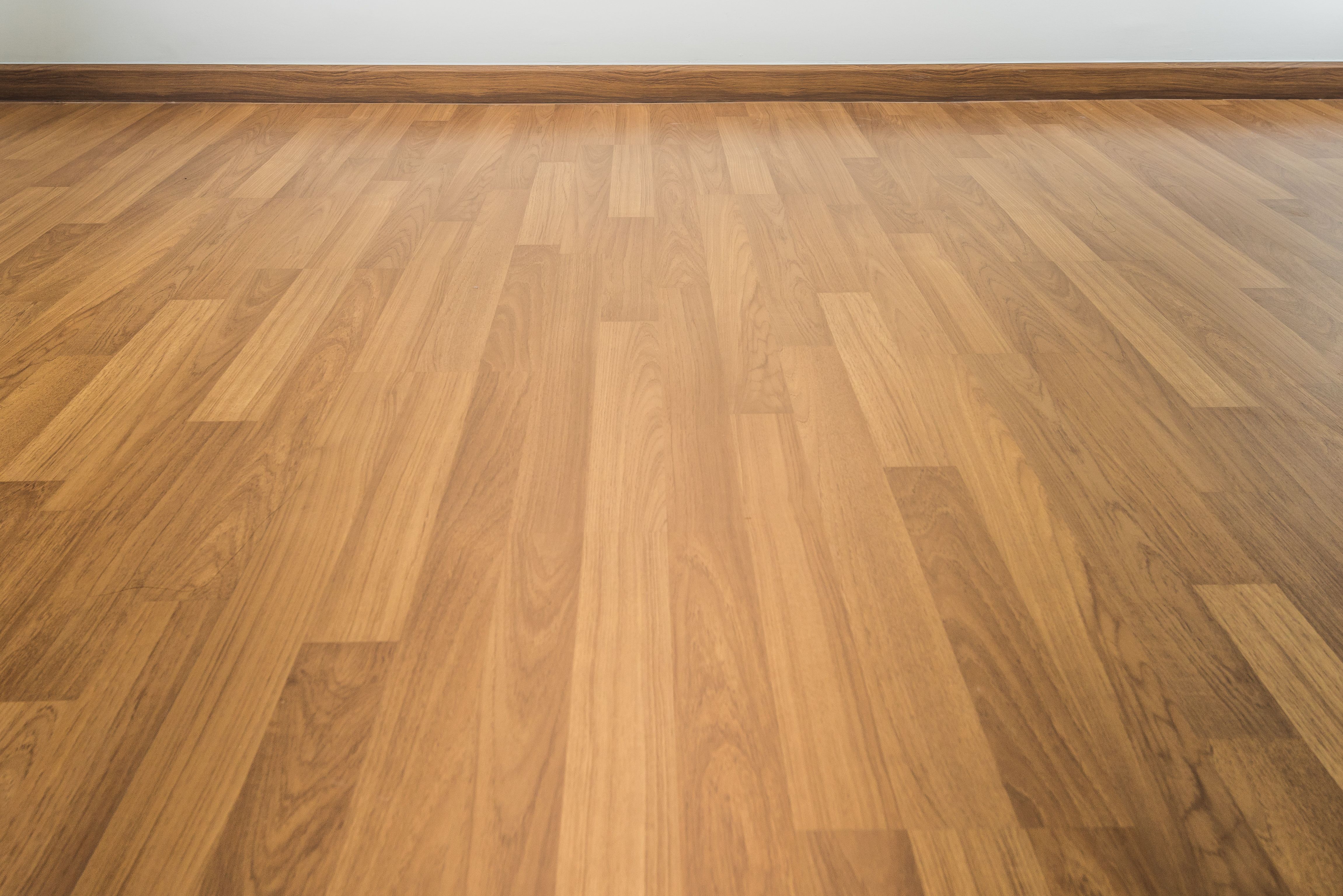 Saman sävyinen lattialista ja lattia