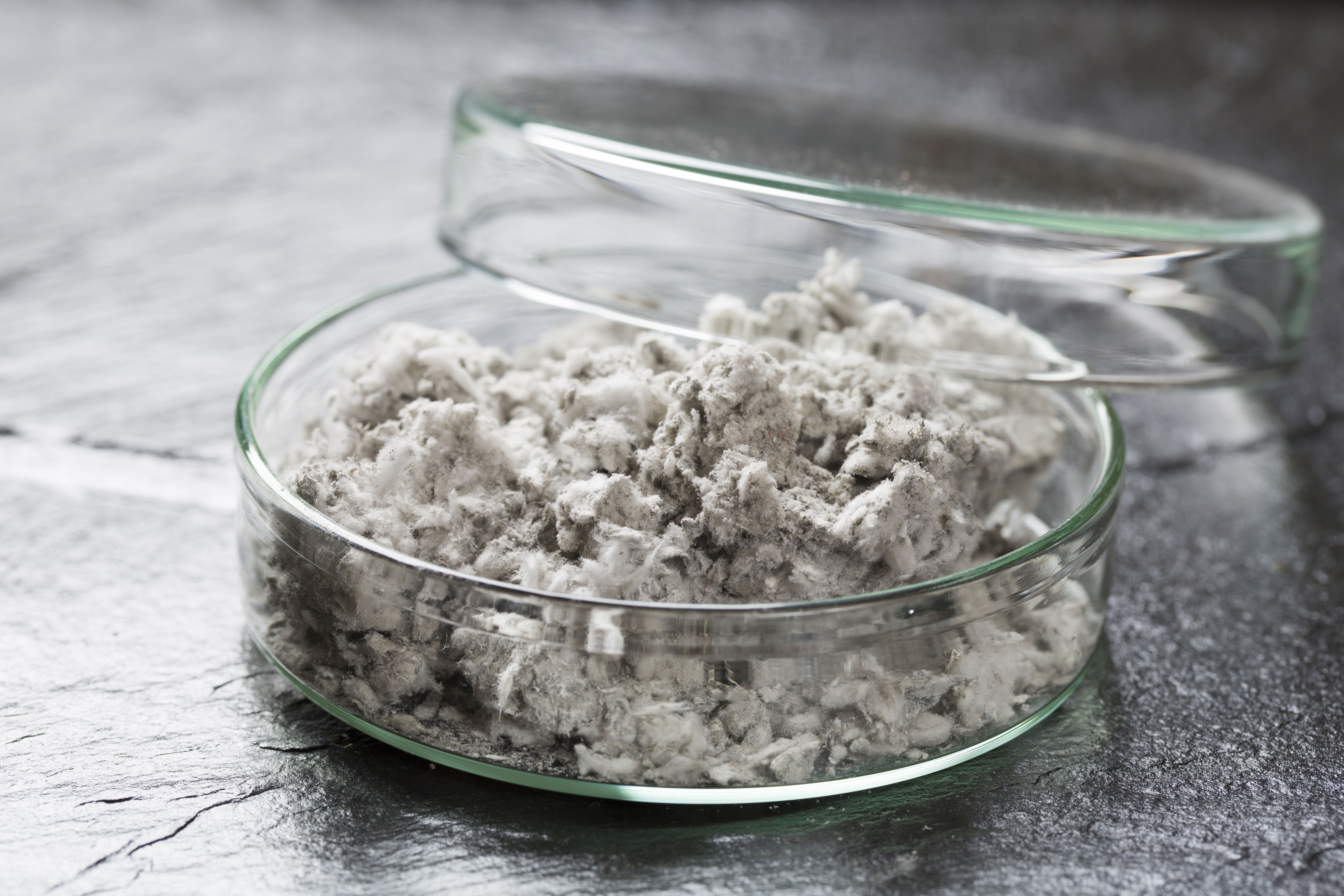 Asbestikartoituksessa kerätty näyte lasipurkissa