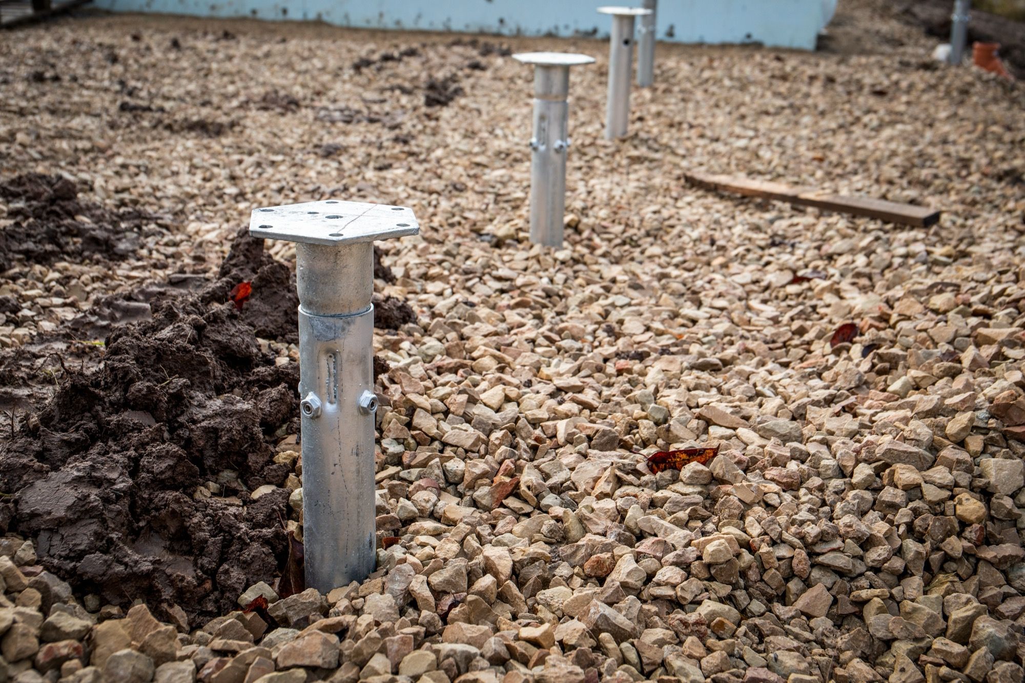 Maahan asennettuja ruuvipaaluja