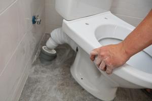 Uuden WC-pöntön asennus