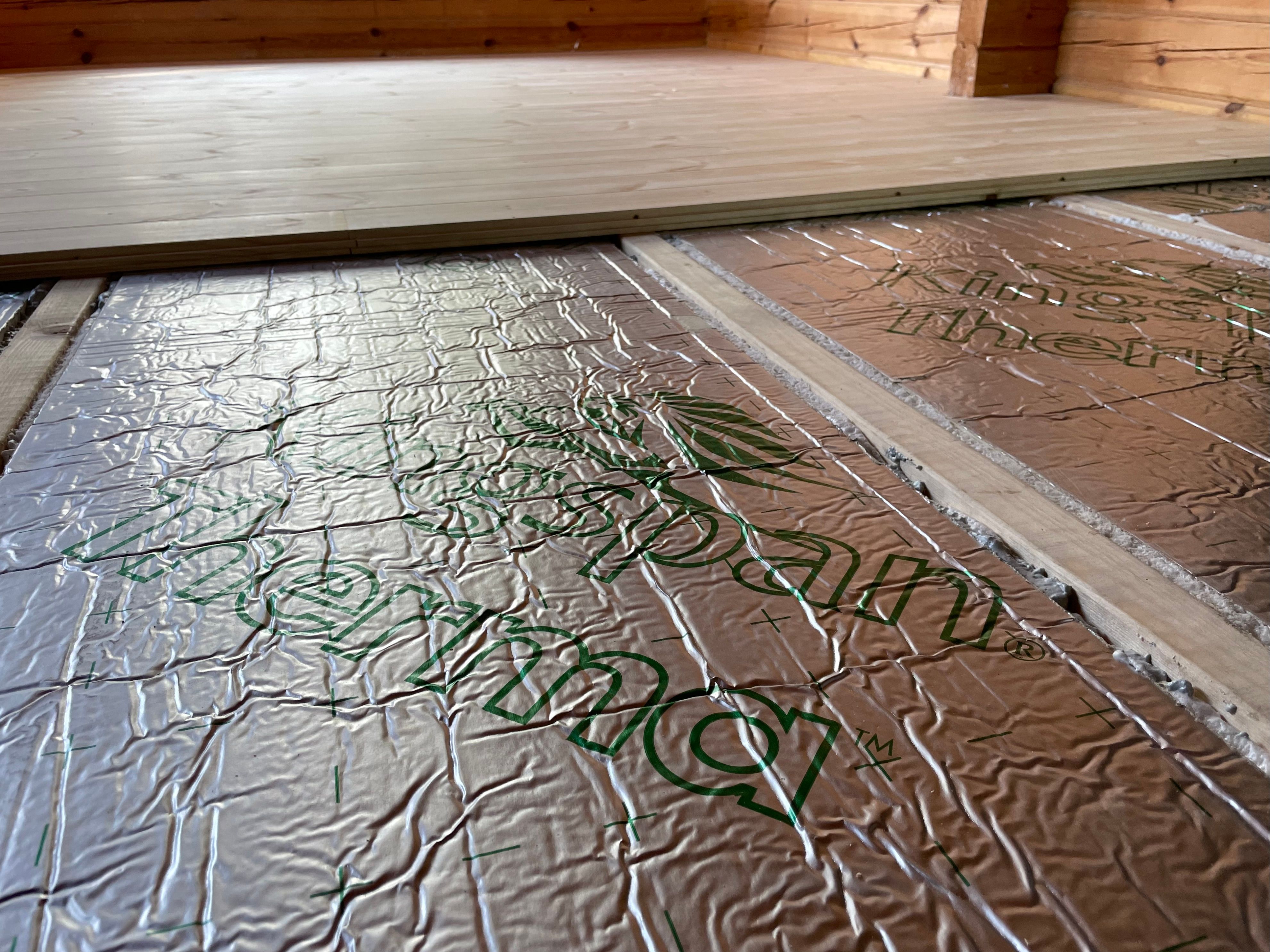 Kingspan polyuretaanilevy lattiaan asennettuna