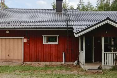 Peltikatteen uusiminen. Vanha kate maassa.