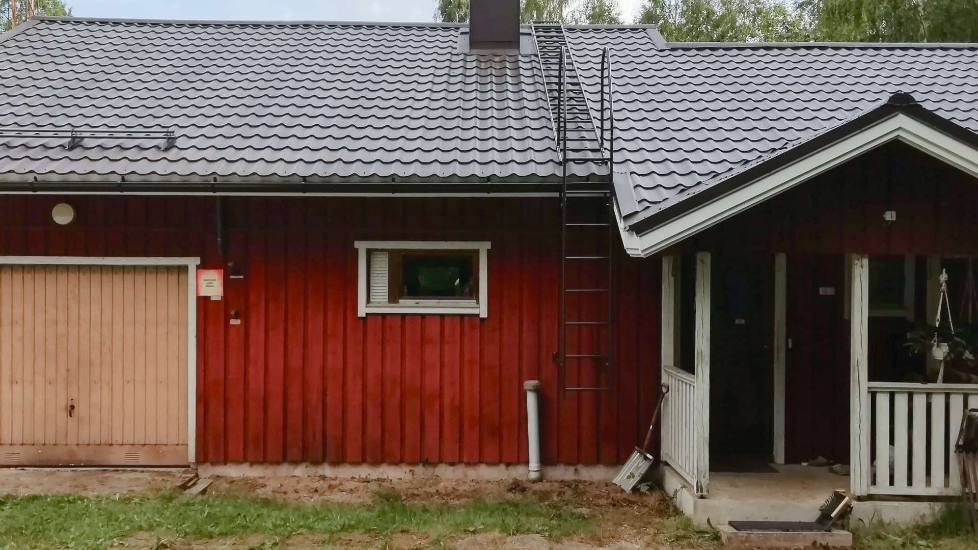 Peltikatteen uusiminen. Vanha kate maassa.