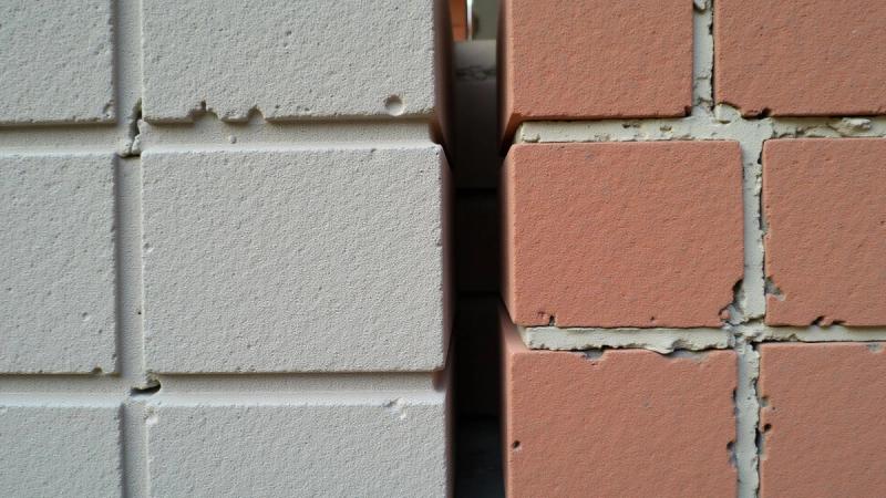 Газобетон vs кирпич: честное сравнение для частного дома