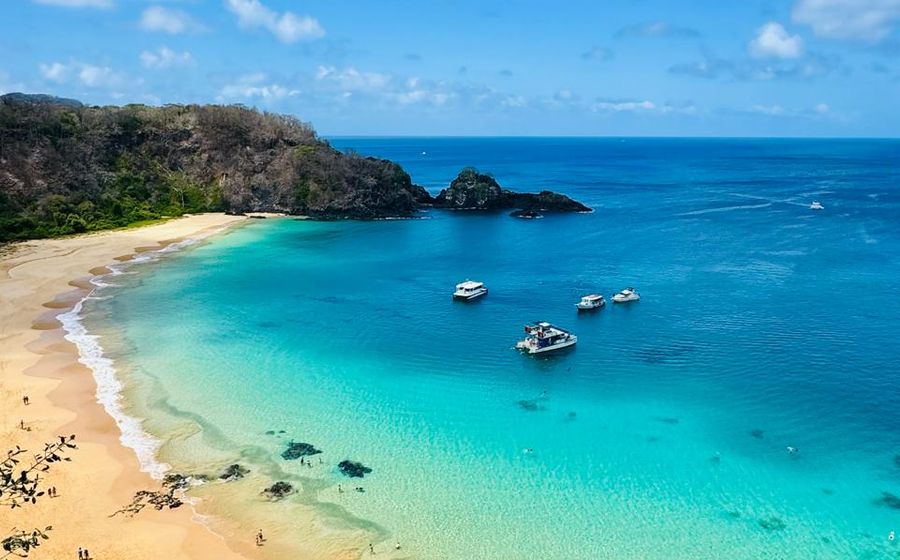 Baía do Sancho, uma das praias mais bonitas do mundo em Fernando de Noronha, com mar azul-turquesa e falésias verdes