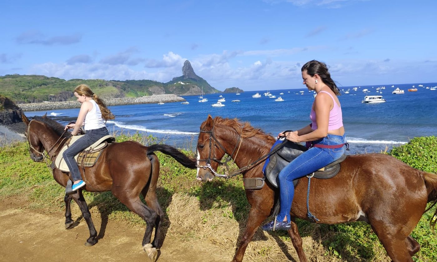 Cavaleiros em trilha de Fernando de Noronha durante o passeio de cavalgada
