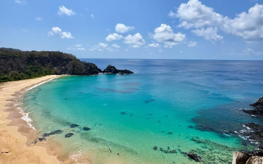 Baía do Sancho, l'une des plus belles plages du monde à Fernando de Noronha, avec une mer bleu turquoise et des falaises vertes