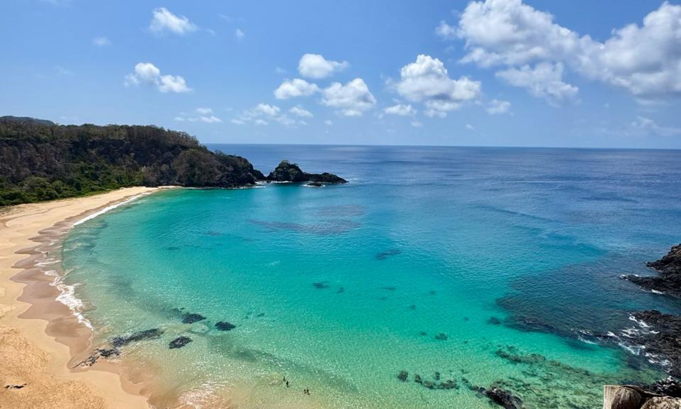 Baía do Sancho, l'une des plus belles plages du monde à Fernando de Noronha, avec une mer bleu turquoise et des falaises vertes