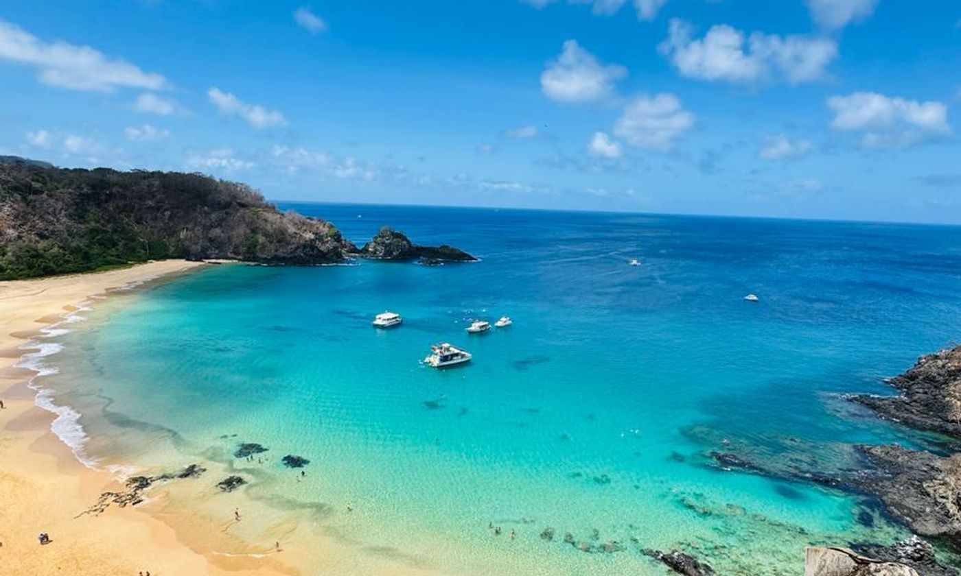 Baía do Sancho (playa del Sancho), una de las playas más bonitas del mundo en Fernando de Noronha, con mar azul turquesa y acantilados verdes