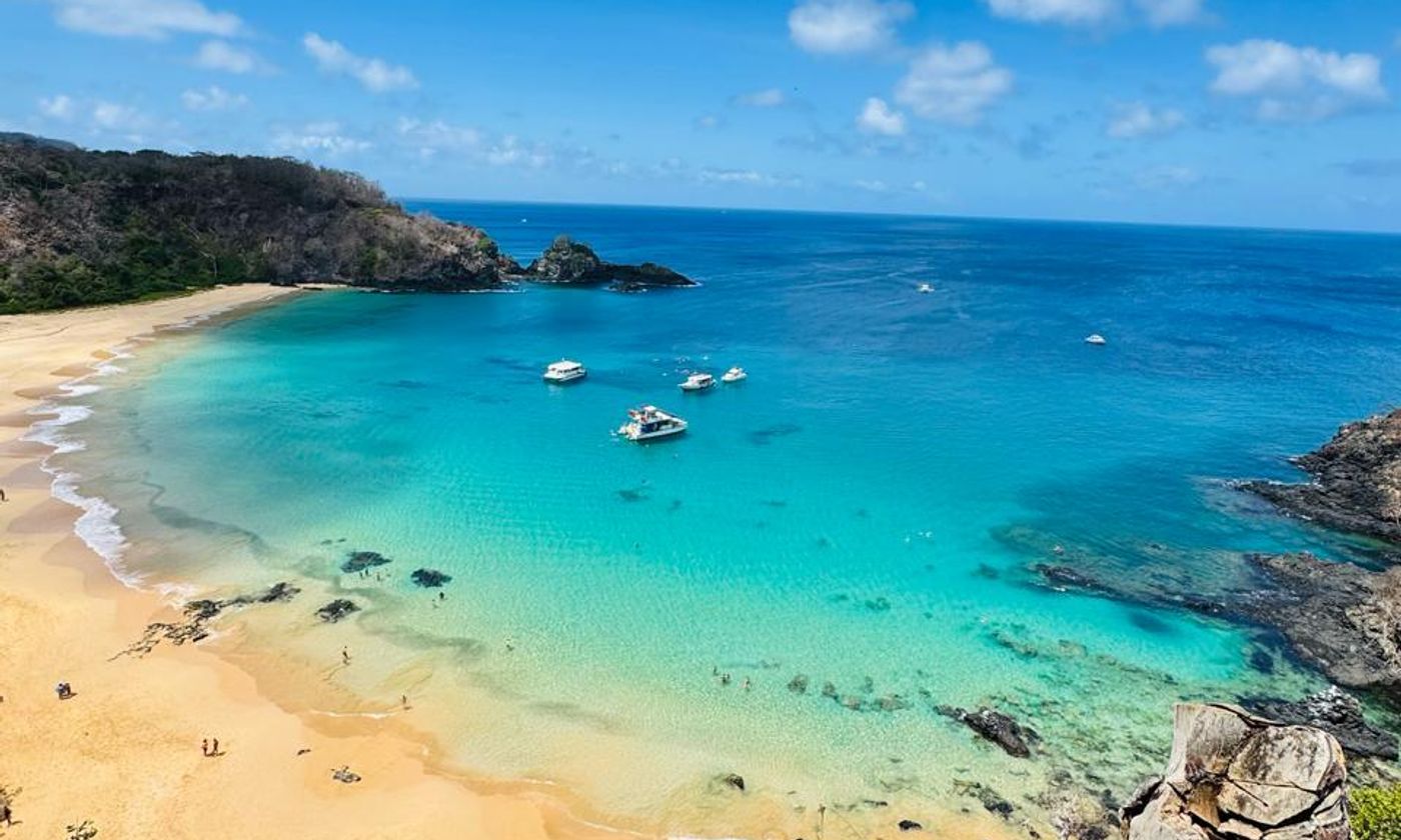 Baía do Sancho, una delle spiagge più belle del mondo a Fernando de Noronha, con mare blu turchese e falesie verdi
