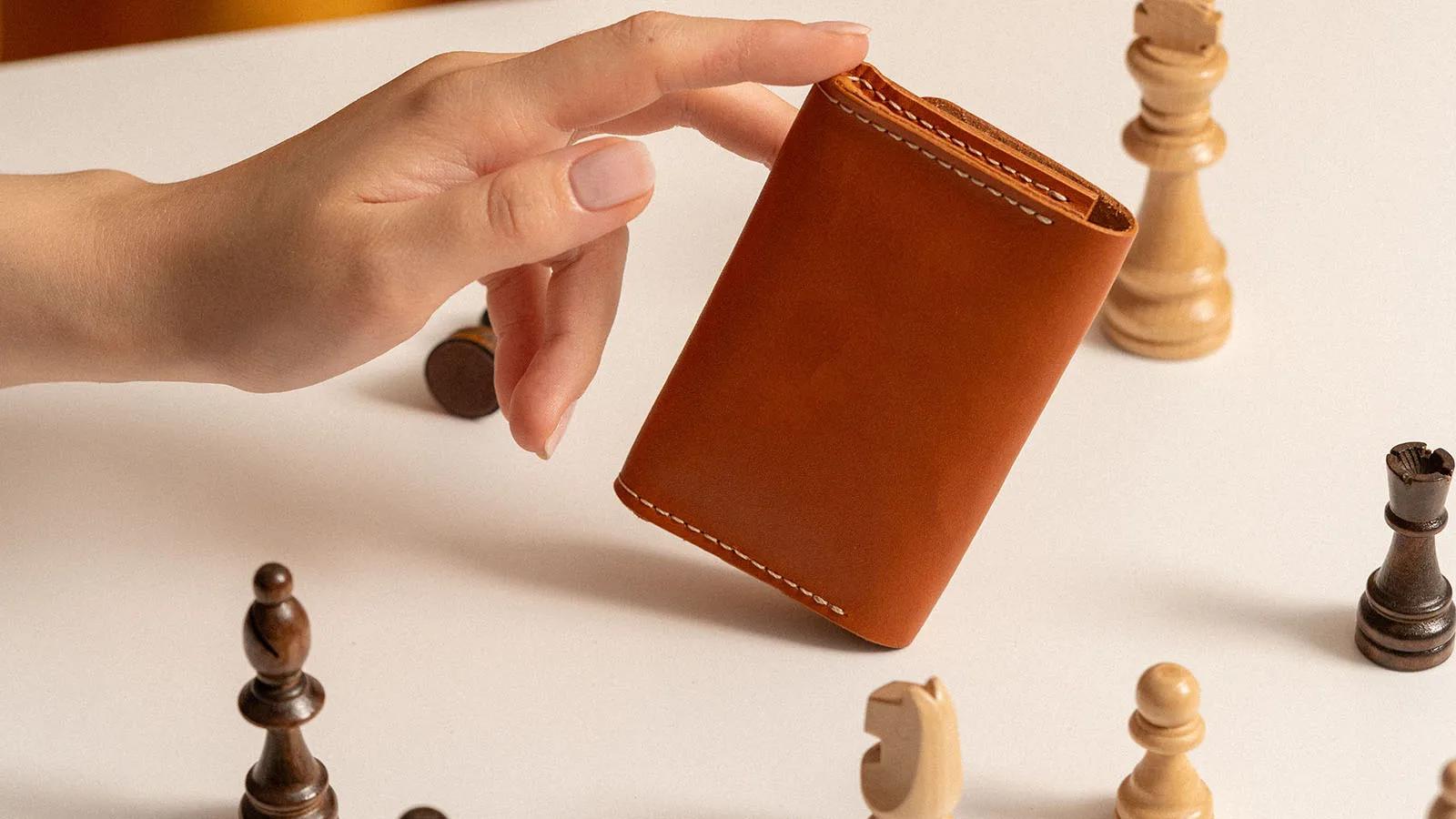 Sourcing de porte-cartes en cuir personnalisés : le guide du cadeau d'entreprise
