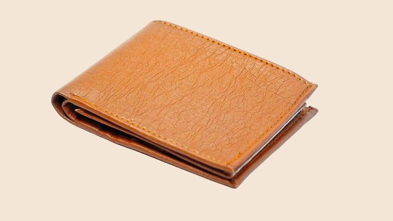 Portefeuilles à trois volets pour hommes : notre solution au problème du « volume » pour les Private Label
