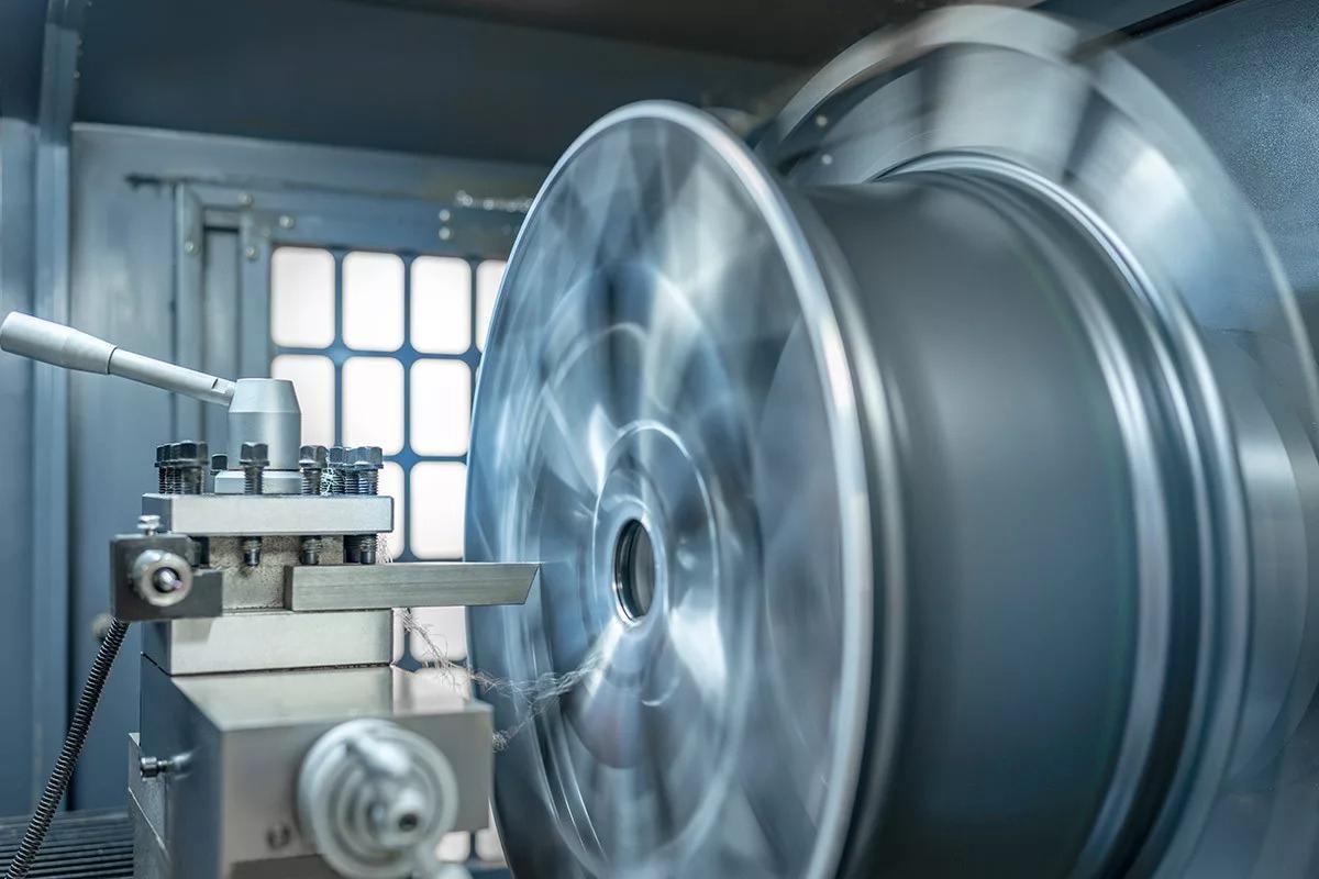 Diamond cut velg beschadigd? Zo werkt CNC afdraaien , en hoe vaak het kan