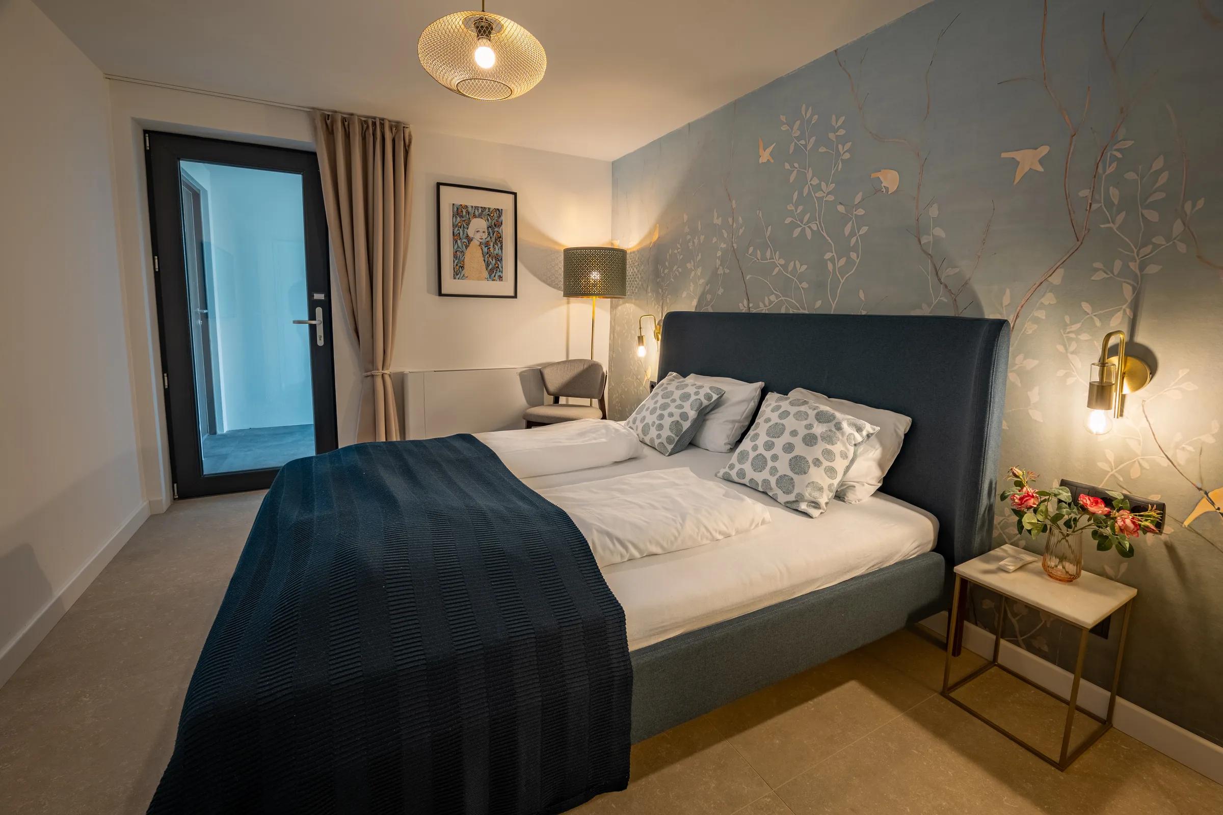 Elegantes Schlafzimmer mit Wandleuchten