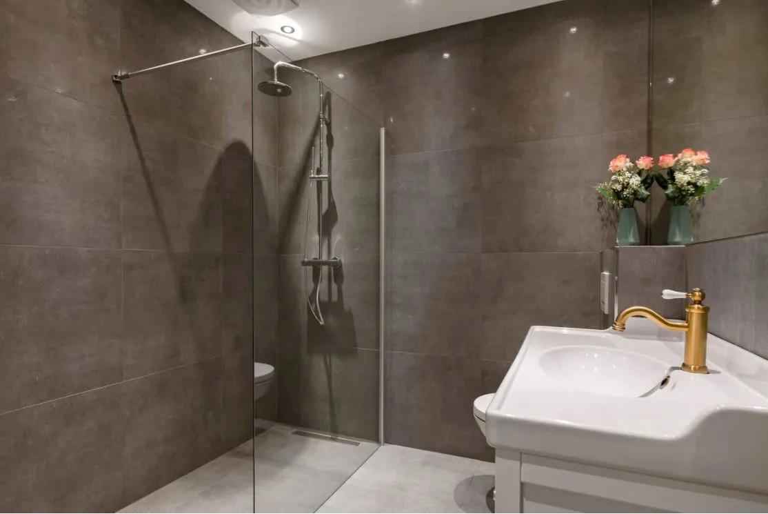 Modernes Bad in Beton-Optik