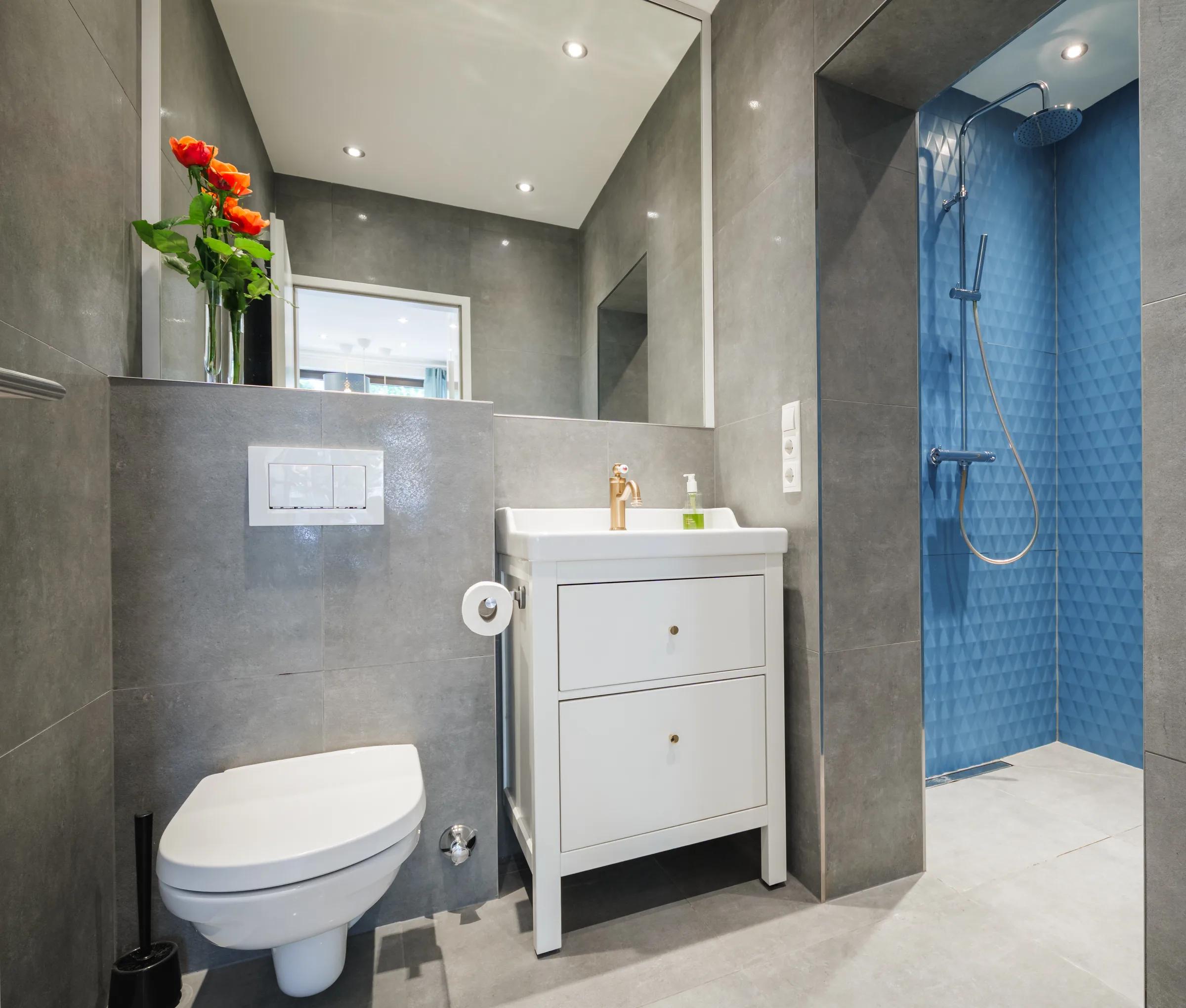Badezimmer mit blauem Akzent