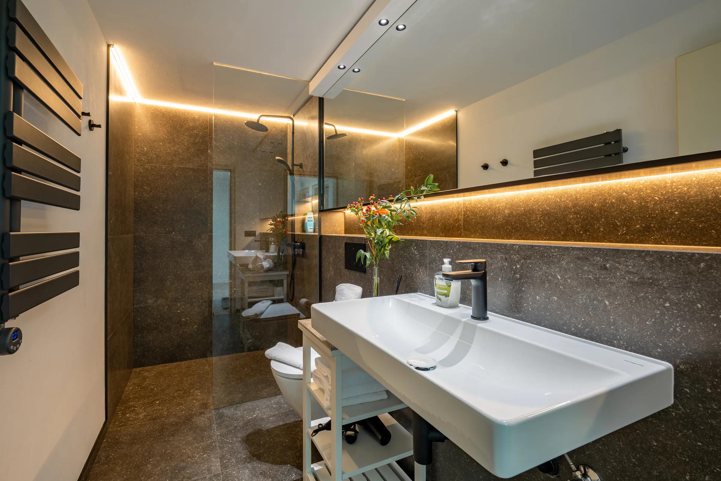 Badezimmer mit Doppelwaschtisch