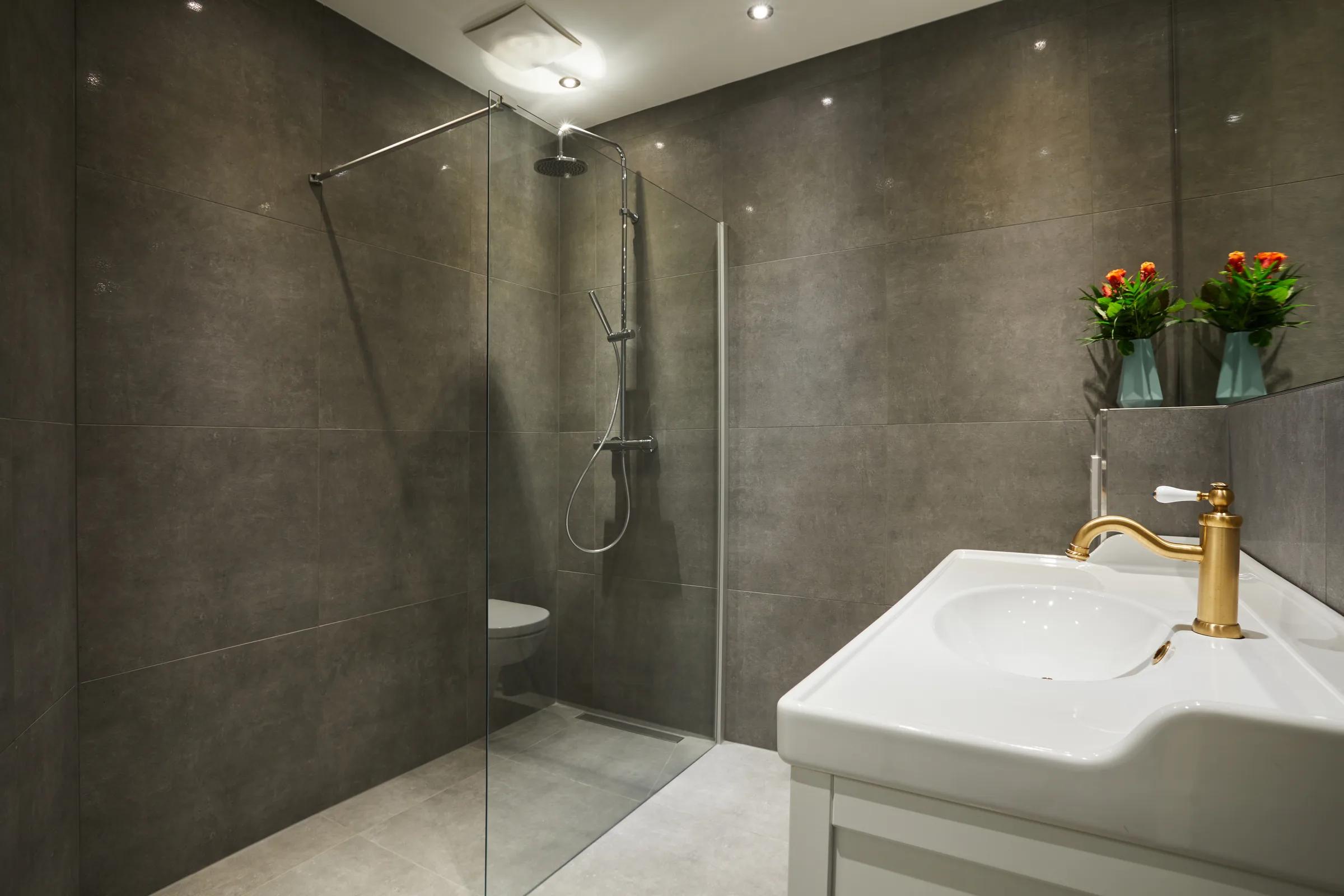 Badezimmer mit Walk-in-Dusche
