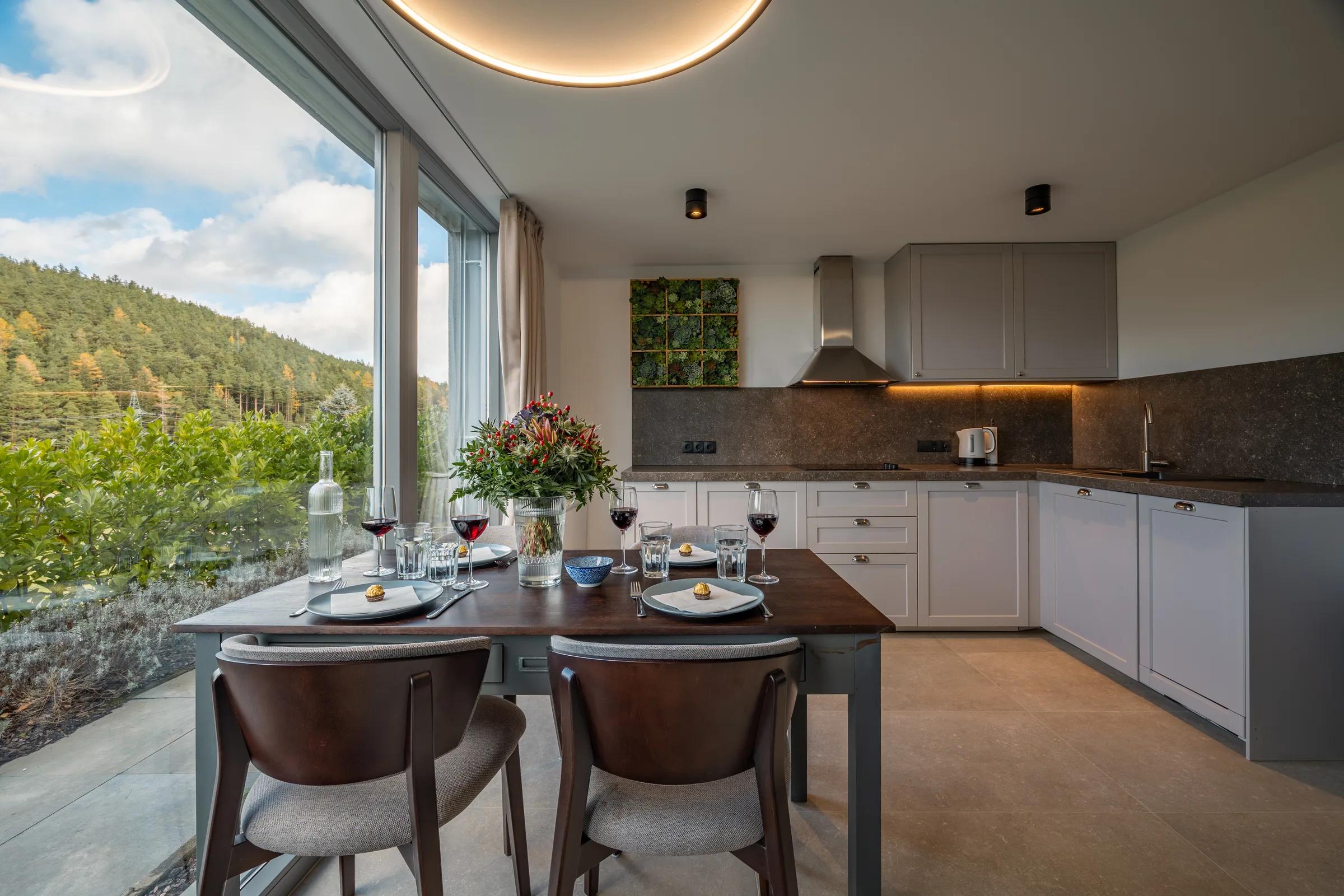 Gedeckter Esstisch mit Ausblick