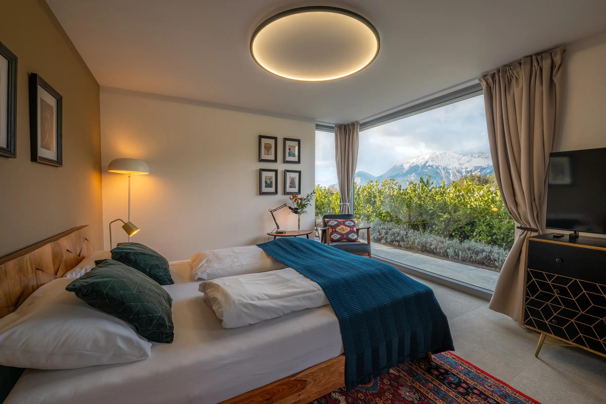 Schlafzimmer mit Blick ins Grüne