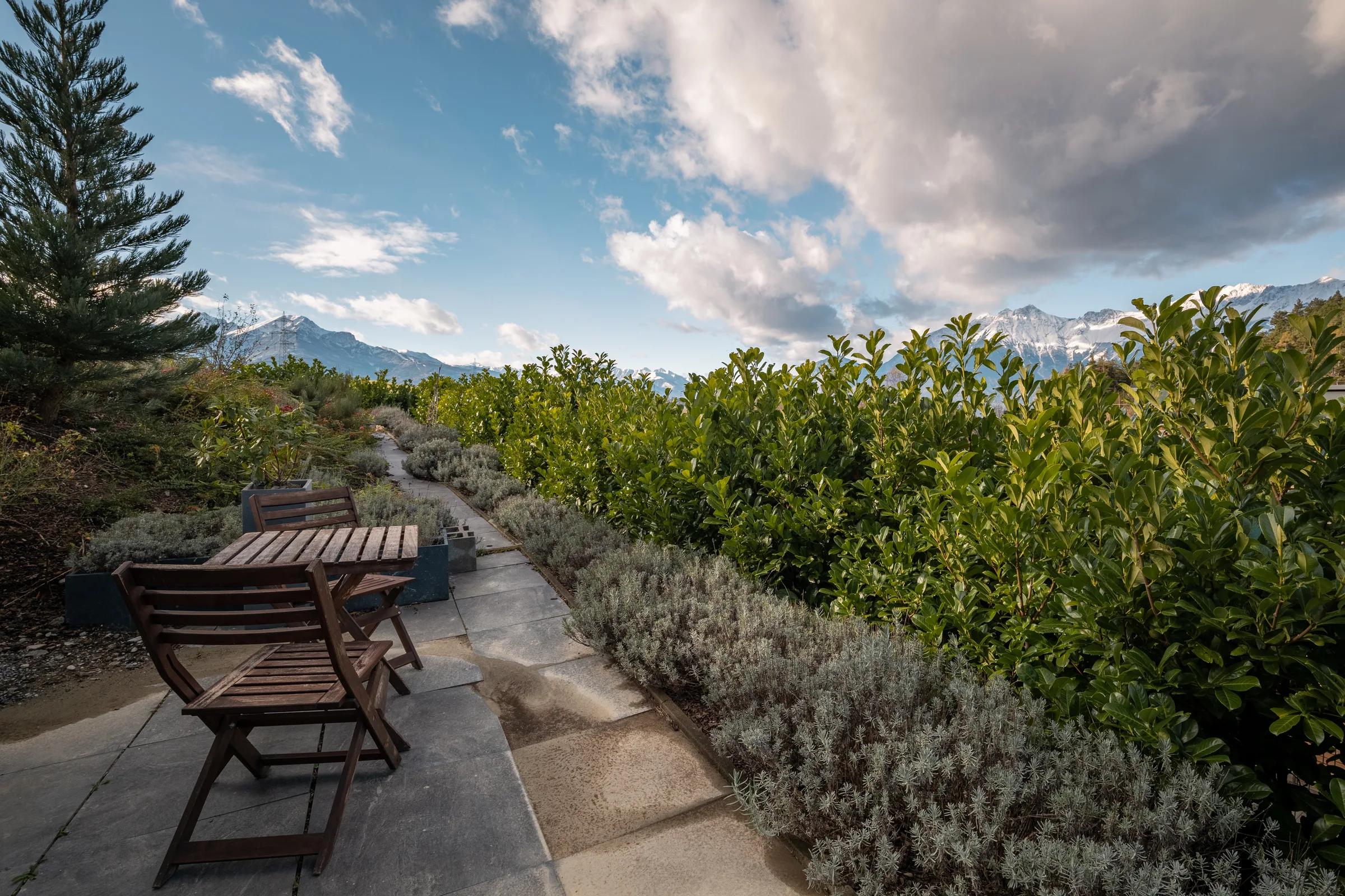 Terrasse mit Panoramablick auf die Berge