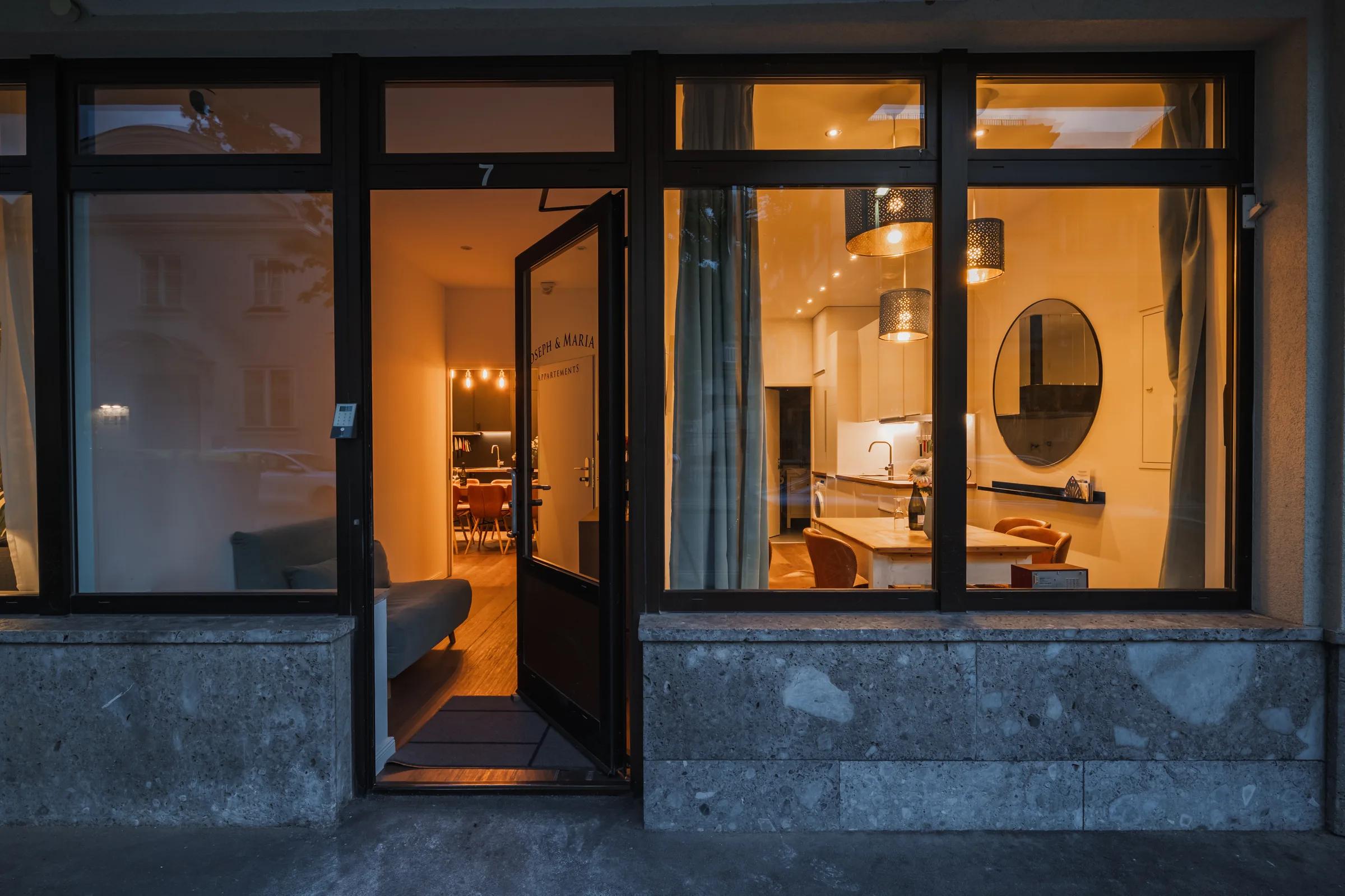 Hausfassade am Abend in Innsbruck-Zentrum