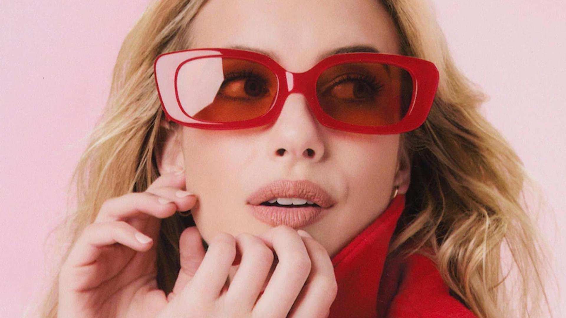 Trocamos os óculos da Emma Roberts por versões brasileiras