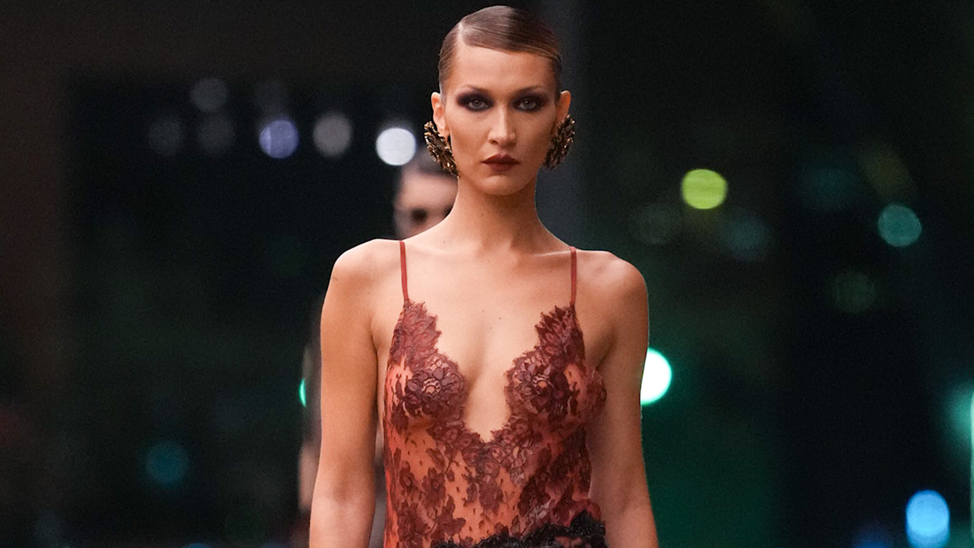 Vulnerabilidade é fragilidade? A renda da Saint Laurent responde