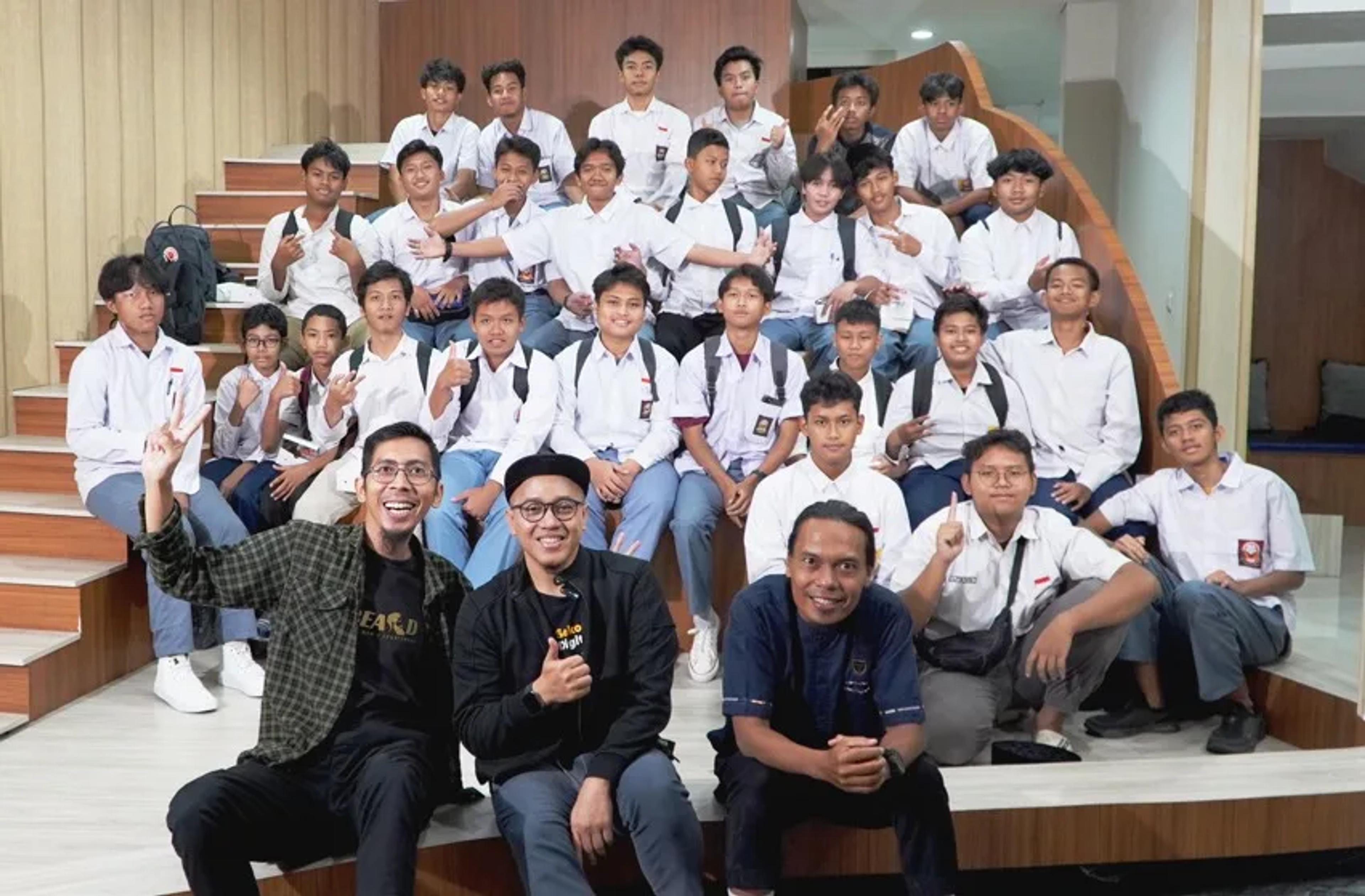 Program CSR Sekolah DIgital Bisnis Indonesia! Coach Yoso Lukito Bekali Santri Keterampilan Digital Marketing