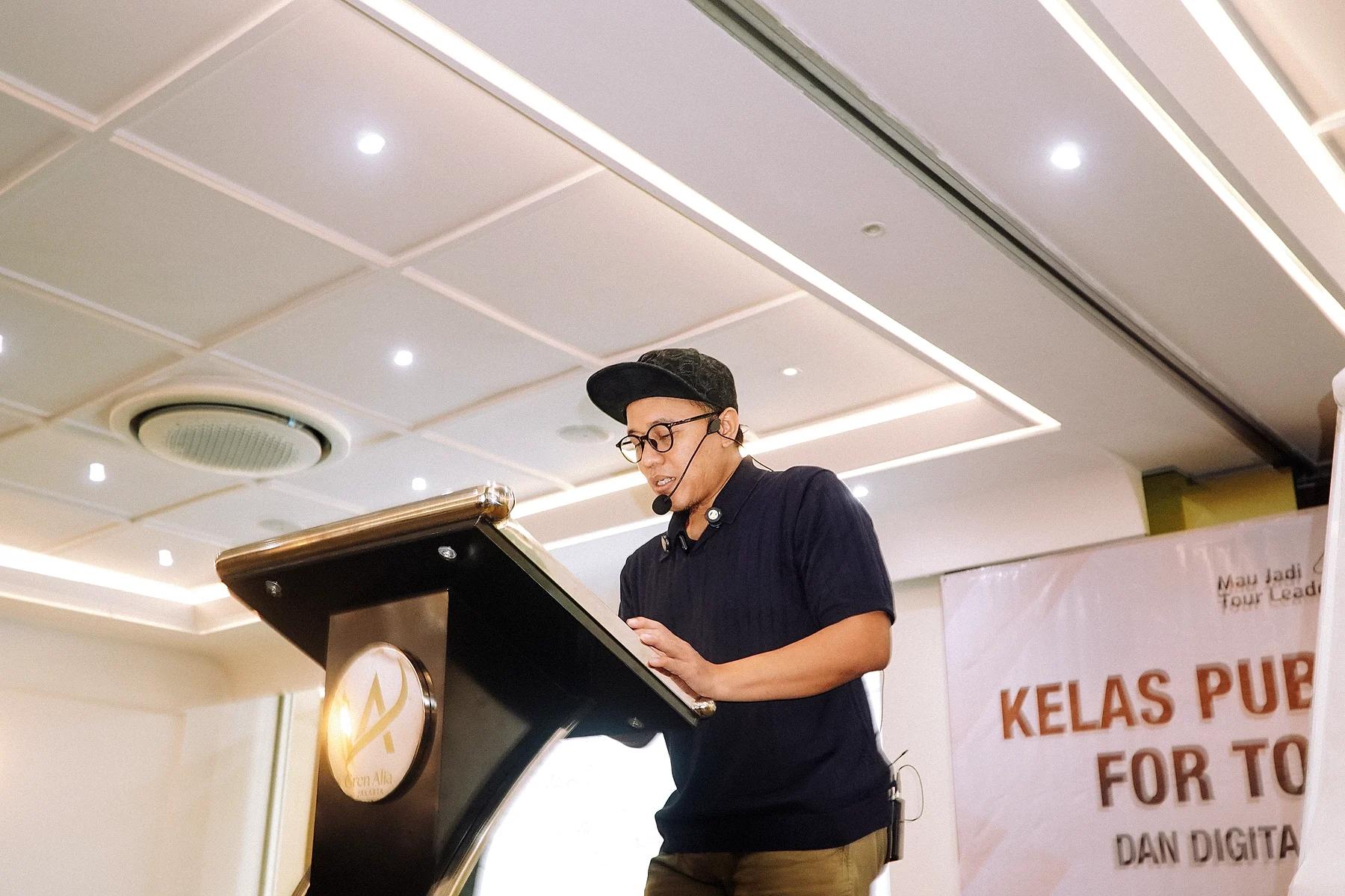 Coach Yoso Lukito berdiri di podium memberikan materi kepada peserta