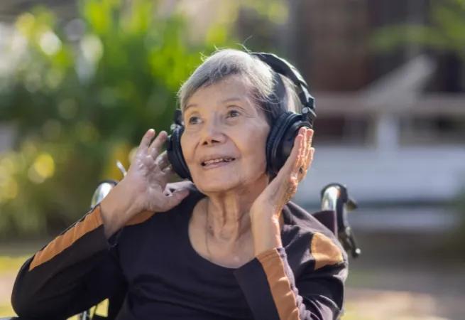 อัลไซเมอร์ VS สมองเสื่อมแตกต่างกันอย่างไร