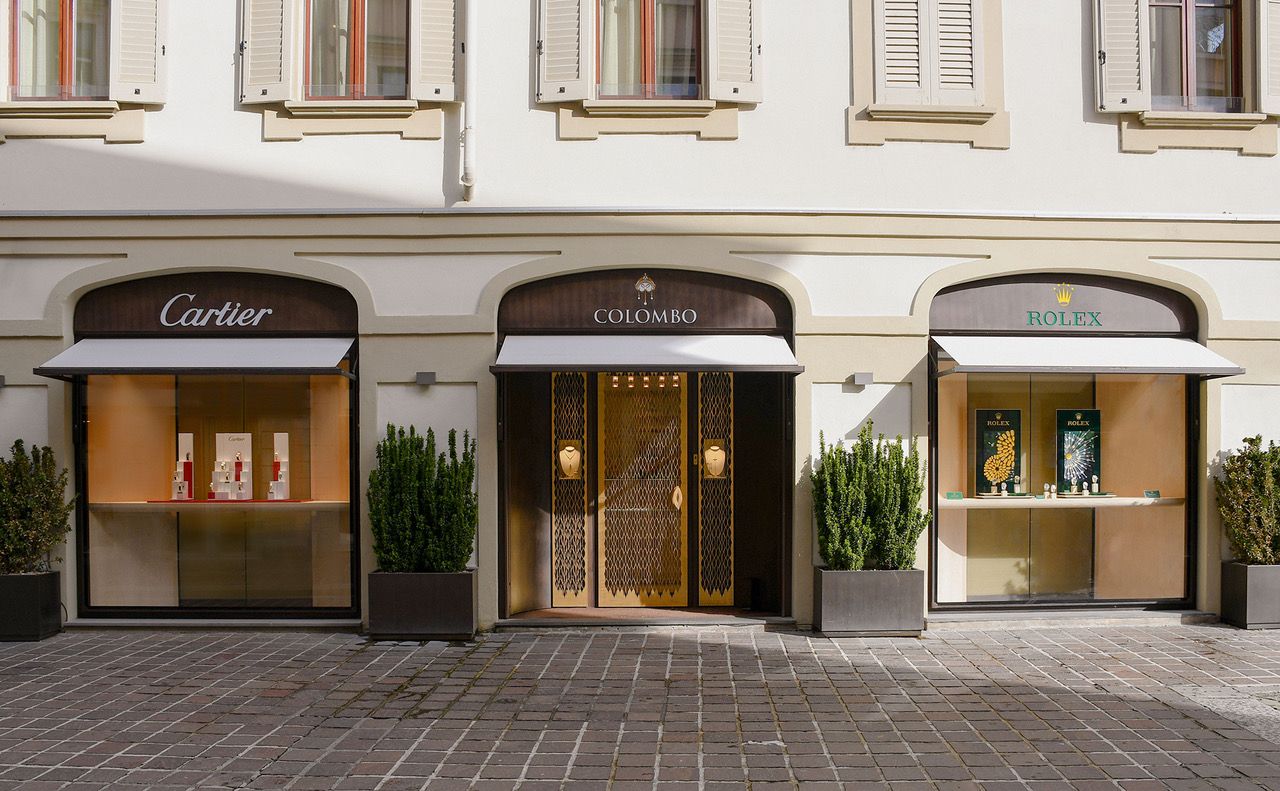 La rinnovata partnership tra lo studio Ununicuum di Milano, Rolex ed Effetto Luce, fa splendere il quartier generale della storica gioielleria Colombo a Monza.