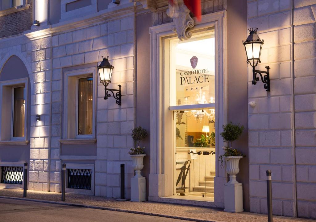 Palace Grand Hotel 