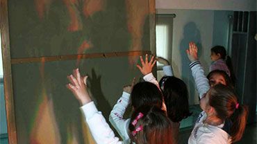 I bambini giocano con la luce