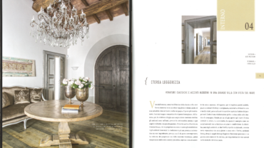 Eterea leggerezza. Venature classiche e accenti moderni in una grande villa con vista sul mare