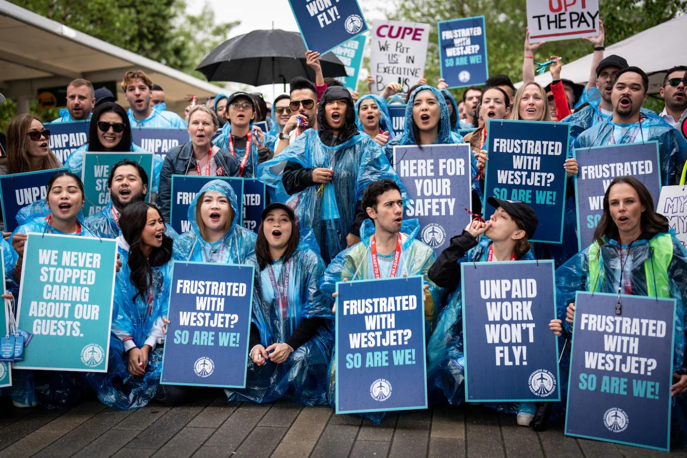 ลูกเรือของสายการบิน WestJet ในชุดกันฝนสีฟ้า รวมตัวประท้วงหยุดงานพร้อมชูป้ายข้อความ เช่น "UNPAID WORK WON'T FLY!" (งานที่ไม่ได้ค่าจ้างไปต่อไม่ได้), "FRUSTRATED WITH WESTJET? SO ARE WE!" และ "HERE FOR YOUR SAFETY" เรียกร้องค่าตอบแทนสำหรับงานภาคพื้น โดยมีสหภาพแรงงาน CUPE ให้การสนับสนุน ก่อนทั้งสองฝ่ายบรรลุข้อตกลงเบื้องต้นเมื่อวันที่ 3 สิงหาคม 2026
