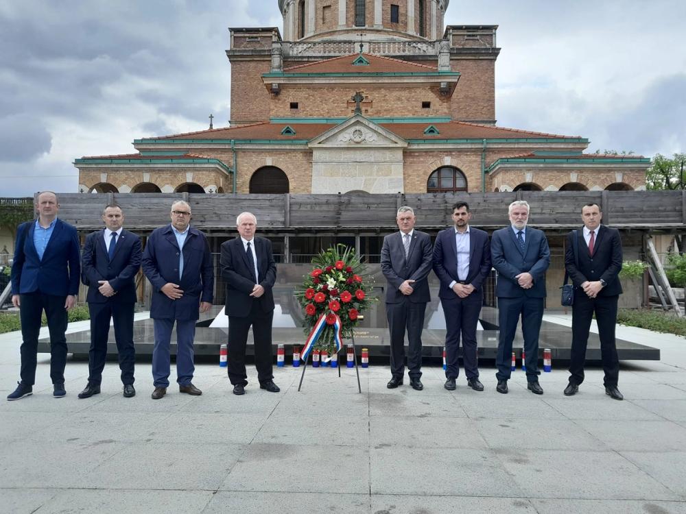 Polaganje vijenaca na grobovima ministra Šuška i prvoga hrvatskoga predsjednika dr. Franje Tuđmana