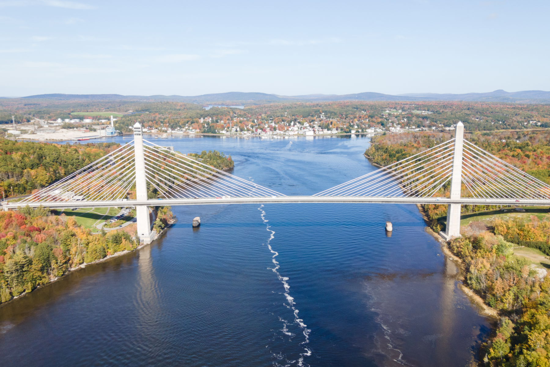 photo a a bridge over a river in Maine