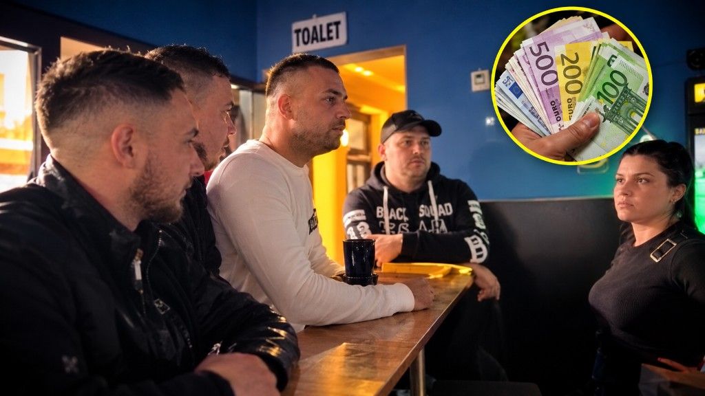 Četiri muškarca i žena sjede za šankom u lokalu. U gornjem uglu je ubačen kadar ruke s novčanicama eura.