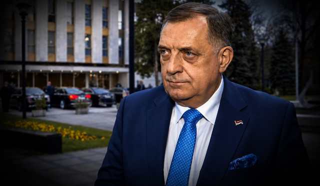 Milorad Dodik u teget odijelu i plavoj kravati, ispred zgrade s crnim automobilima