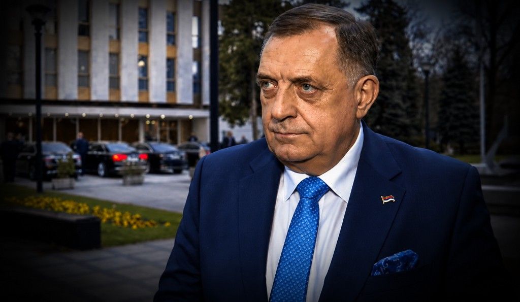 Milorad Dodik u teget odijelu i plavoj kravati, ispred zgrade s crnim automobilima