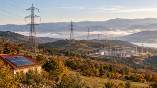 AI ilustracija dalekovoda, trafostanice i solarnih panela u balkanskom krajoliku