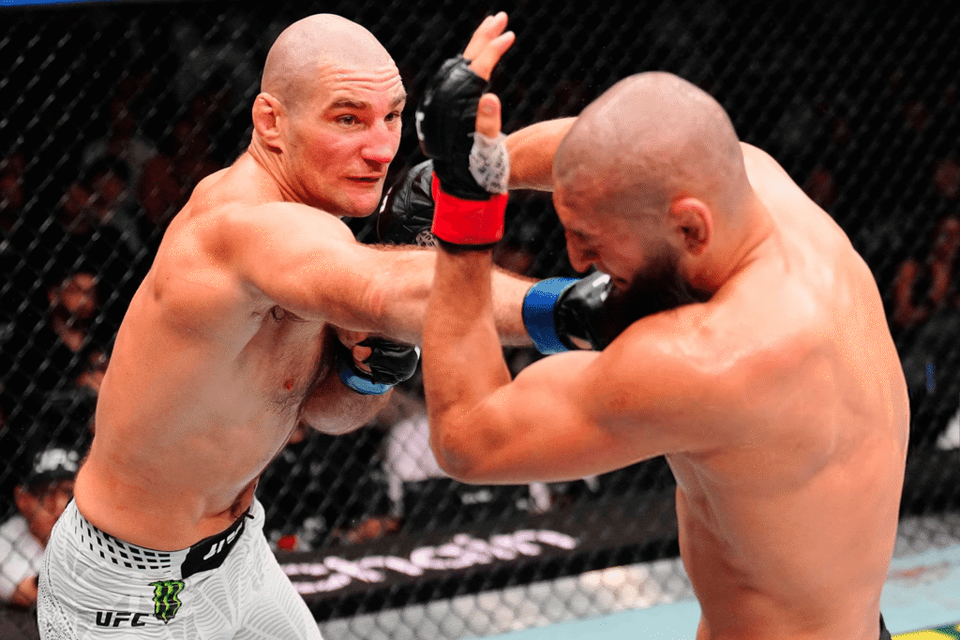 Sean Strickland pogađa Khamzata Chimaeva u glavu u kavezu na UFC 328