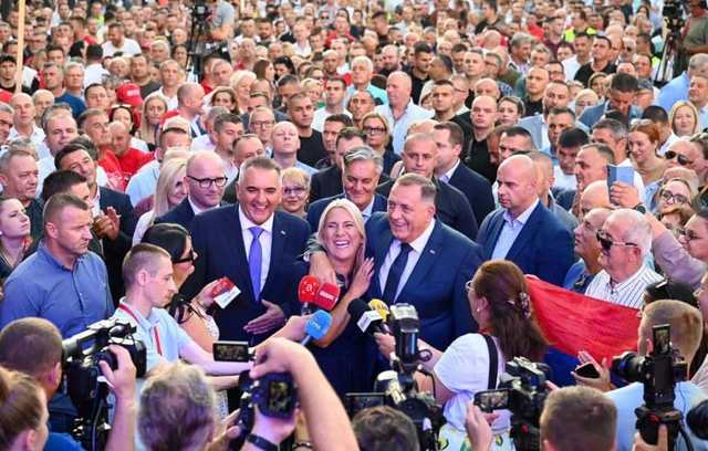Skup, mikrofoni i gužva. U kadru je i zastava Republike Srpske.