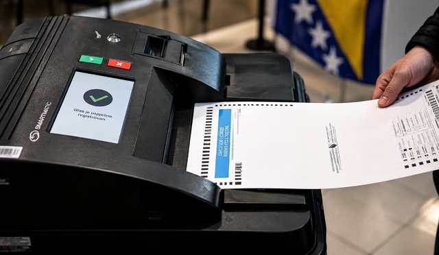 Skener guta glasački listić, na ekranu piše da je glas uspješno registrovan