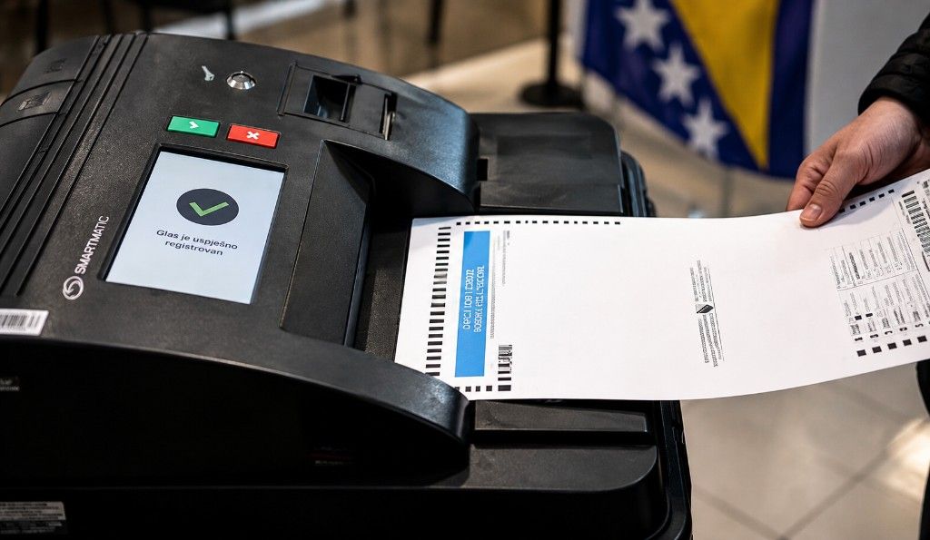Skener guta glasački listić, na ekranu piše da je glas uspješno registrovan