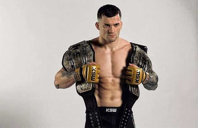 Roberto Soldić s KSW pojasem, zlatne rukavice, stoji prema kameri