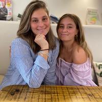 Sisters Demi (31) and Brenda (32): "We moved with our children and our parents to the Spanish sun"