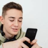 Tienercoach Monique: "Waarom alleen schermtijd beperken niet genoeg is"