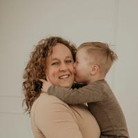 Lonneke (37) haar zoon (3) heeft het syndroom van Down: "Hezra verbaast ons steeds weer in wat hij kan"